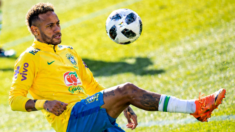 巴西队球星内马尔在训练中展示精湛球技